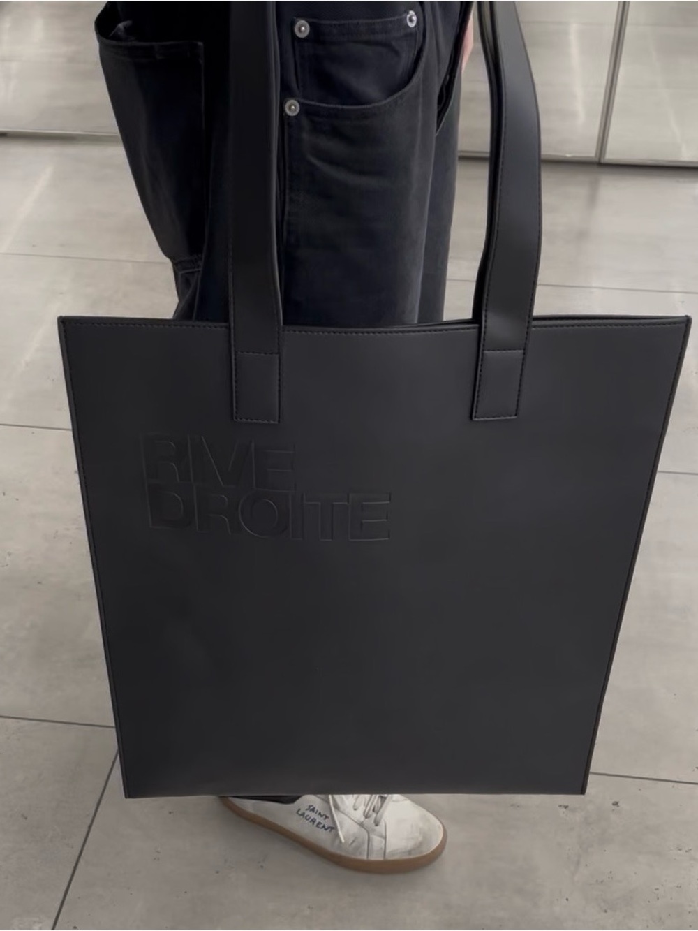 AUTHENTIC Saint Laurent Rive Droite Tote in Appleskin